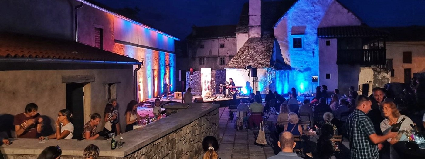 Poletni glasbeni večeri na Škrateljnovi domačiji
