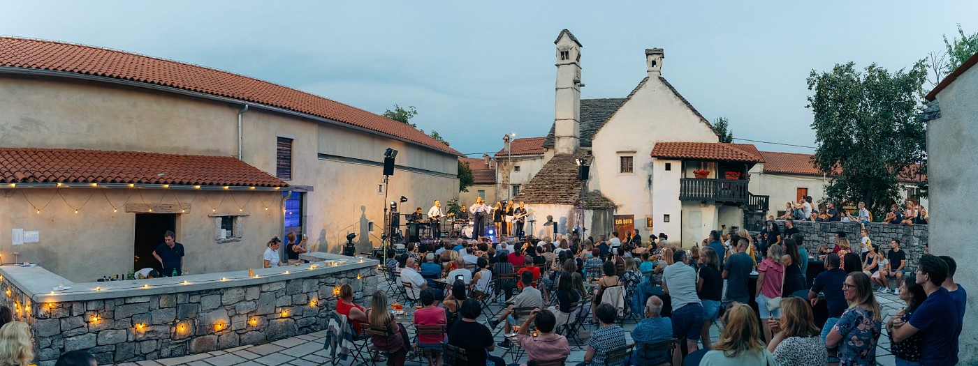  Poletni večeri na Škrateljnovi domačiji v Divači