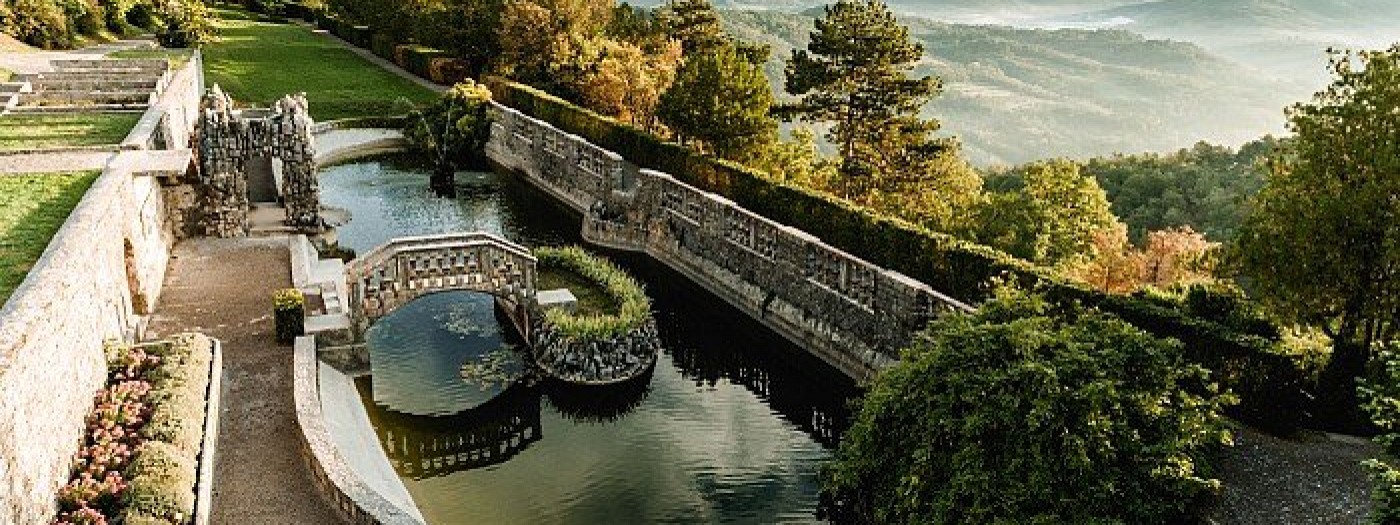 Osupljivi Ferrarijev vrt v Štanjelu z Natalijino hišo