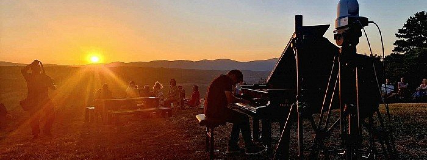 Jutranji klavirski koncert ob sončnem vzhodu v Ferrarijevem vrtu