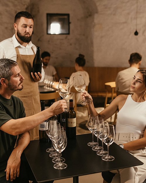 Popoldansko druženje s kraškimi vinarji v Vinoteki Grad Štanjel