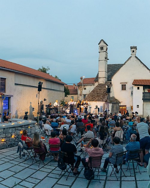 Poletni glasbeni večeri na Škrateljnovi domačiji