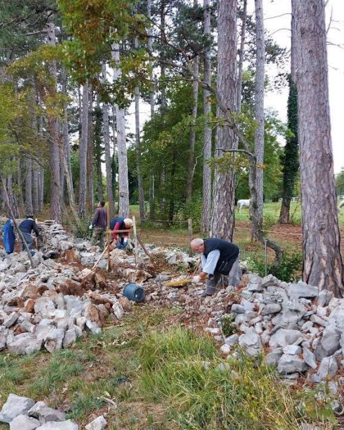 Delavnica suhozidne gradnje na posestvu Kobilarne Lipica