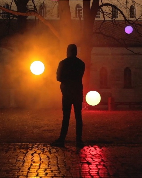 Svetlobni Oscilator – umetniška svetloba v prazničnem Štanjelu