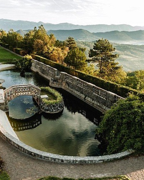 Osupljivi Ferrarijev vrt v Štanjelu z Natalijino hišo