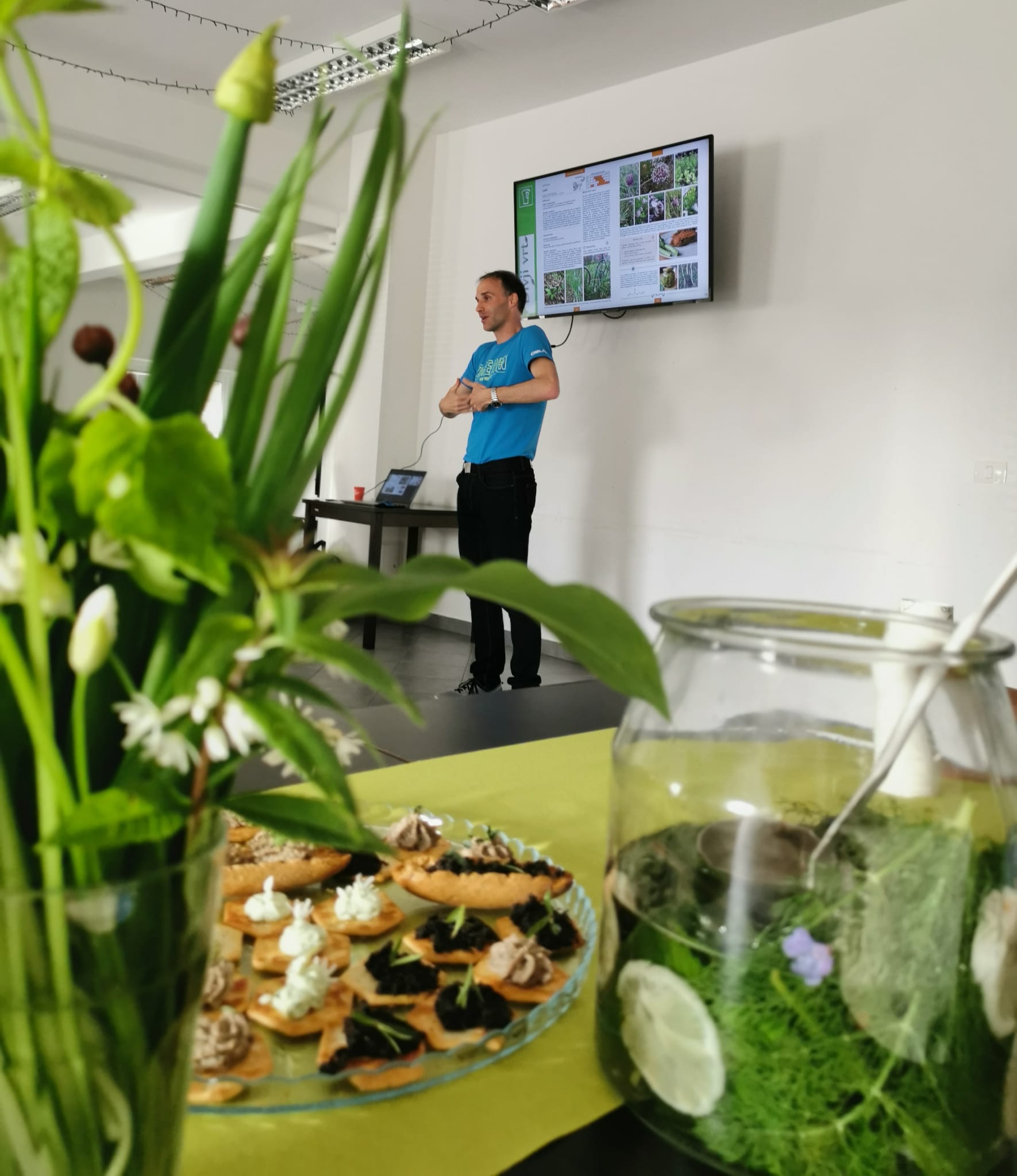 Botanični in gastronomski potencial kraških travnikov v slovenskem turizmu s poudarkom na nabiralniškem bontonu in naravovarstvenih vidikih za turistične vodnike krasa in brkinov