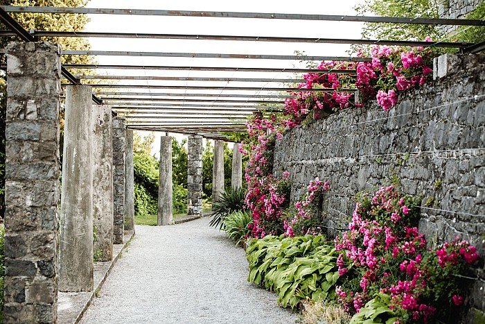 Osupljivi Ferrarijev vrt v Štanjelu z Natalijino hišo