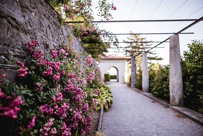 Osupljivi Ferrarijev vrt v Štanjelu z Natalijino hišo