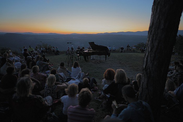 Jutranji klavirski koncert ob sončnem vzhodu v Ferrarijevem vrtu